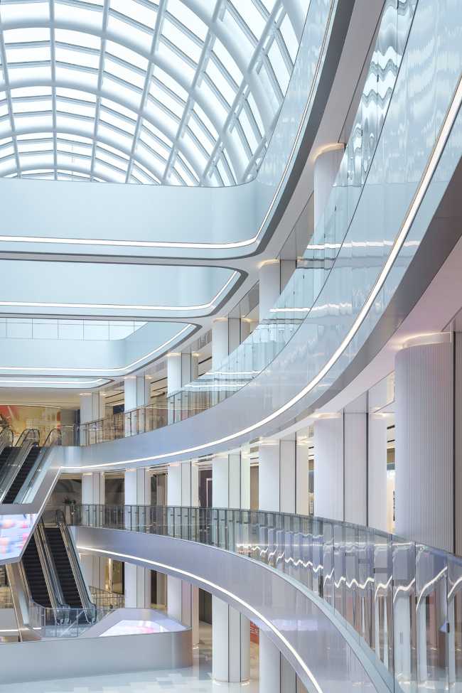 Centre commercial historique intégré dans le tissu urbain avec une nouvelle esthétique de 'pixel'. Rénovation du Citic Square