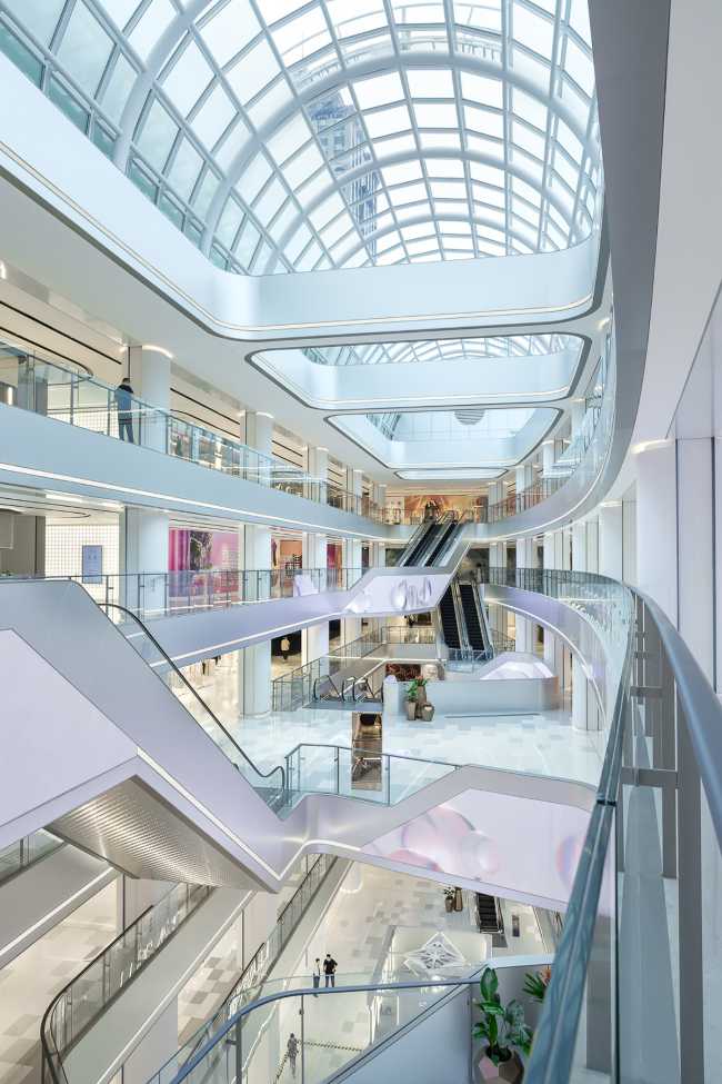 Centre commercial historique intégré dans le tissu urbain avec une nouvelle esthétique de 'pixel'. Rénovation du Citic Square