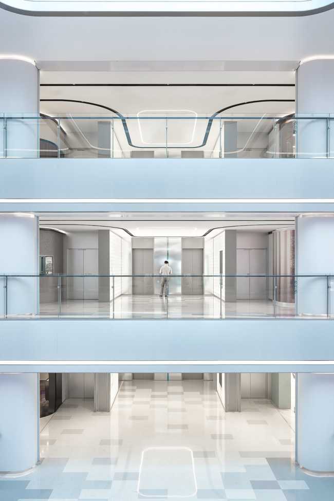 Centre commercial historique intégré dans le tissu urbain avec une nouvelle esthétique de 'pixel'. Rénovation du Citic Square