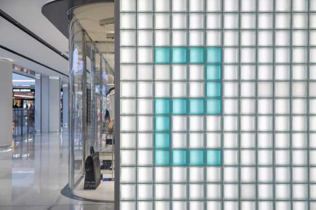 Centre commercial historique intégré dans le tissu urbain avec une nouvelle esthétique de 'pixel'. Rénovation du Citic Square