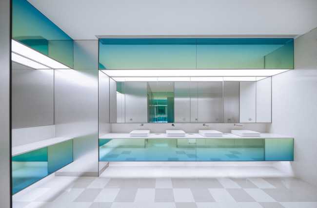 Centre commercial historique intégré dans le tissu urbain avec une nouvelle esthétique de 'pixel'. Rénovation du Citic Square