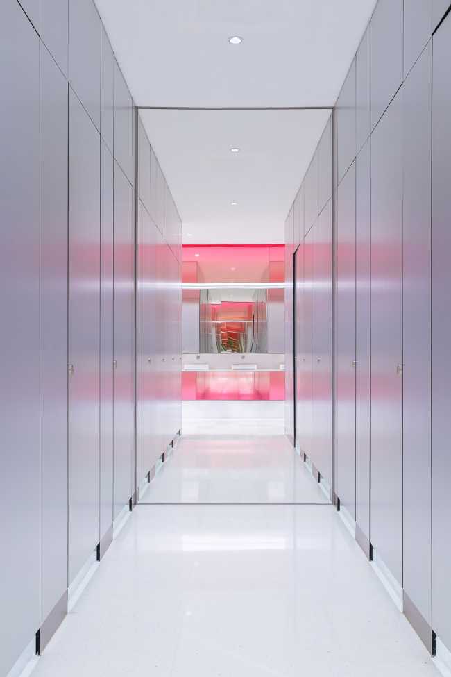 Centre commercial historique intégré dans le tissu urbain avec une nouvelle esthétique de 'pixel'. Rénovation du Citic Square