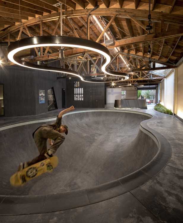 Fondation NM Bodecker. Un mélange dynamique d'espaces pour la communauté créative à l'intérieur d'entrepôts des années 1950