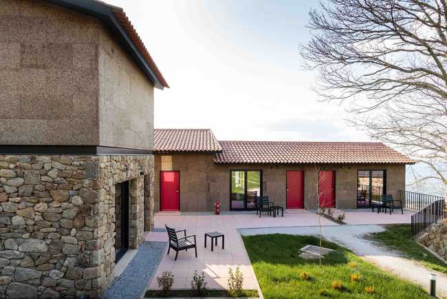 Buscando un equilibrio entre cuerpo y mente en el centro New Life Portugal, inmerso en una reserva natural