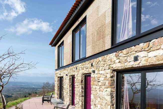 Buscando un equilibrio entre cuerpo y mente en el centro New Life Portugal, inmerso en una reserva natural