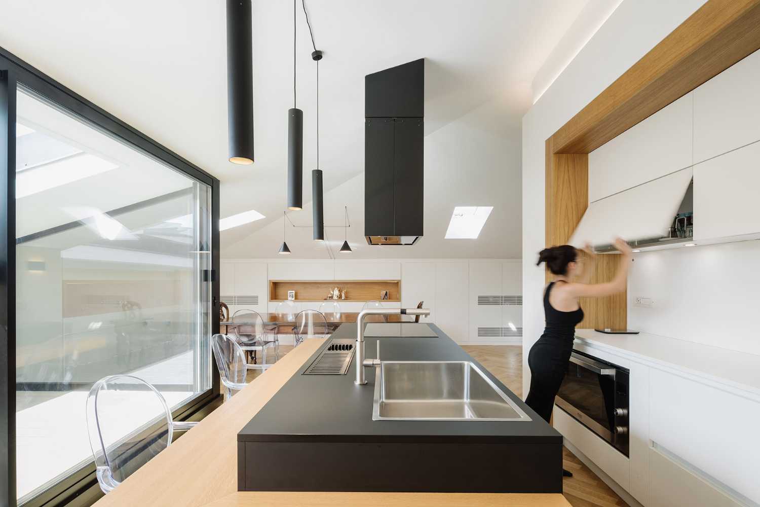 Fusione di tre mansarde per la realizzazione di Casa AA: uno spazio trasmutato, ampio moderno ed elegante