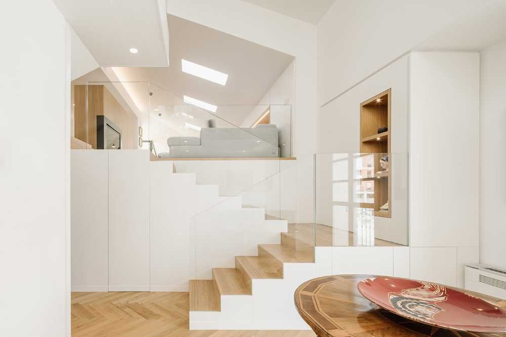 Fusione di tre mansarde per la realizzazione di Casa AA: uno spazio trasmutato, ampio moderno ed elegante