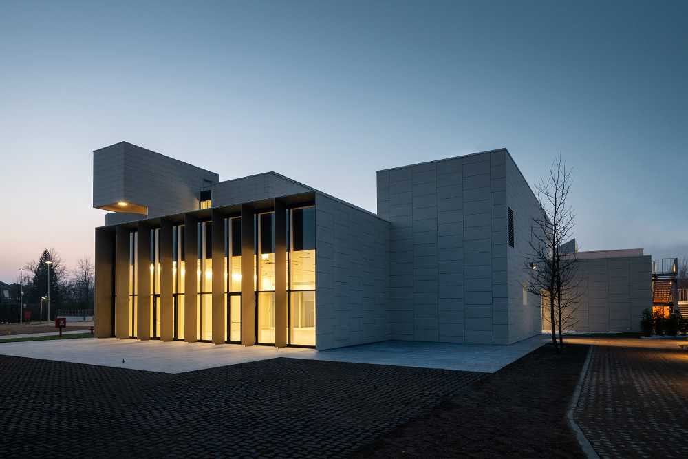 Centro de Congresos Humanitas en Rozzano. Composición de volúmenes cerámicos y de vidrio