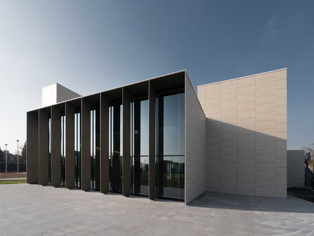 Humanitas Congress Center a Rozzano. Composizione di volumi ceramici e in vetro