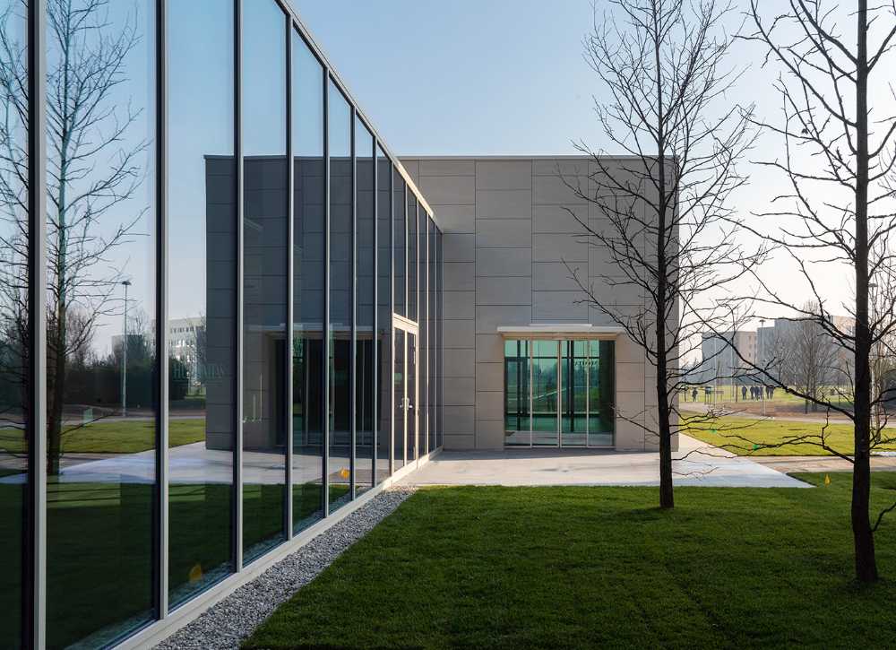 Humanitas Congress Center a Rozzano. Composizione di volumi ceramici e in vetro