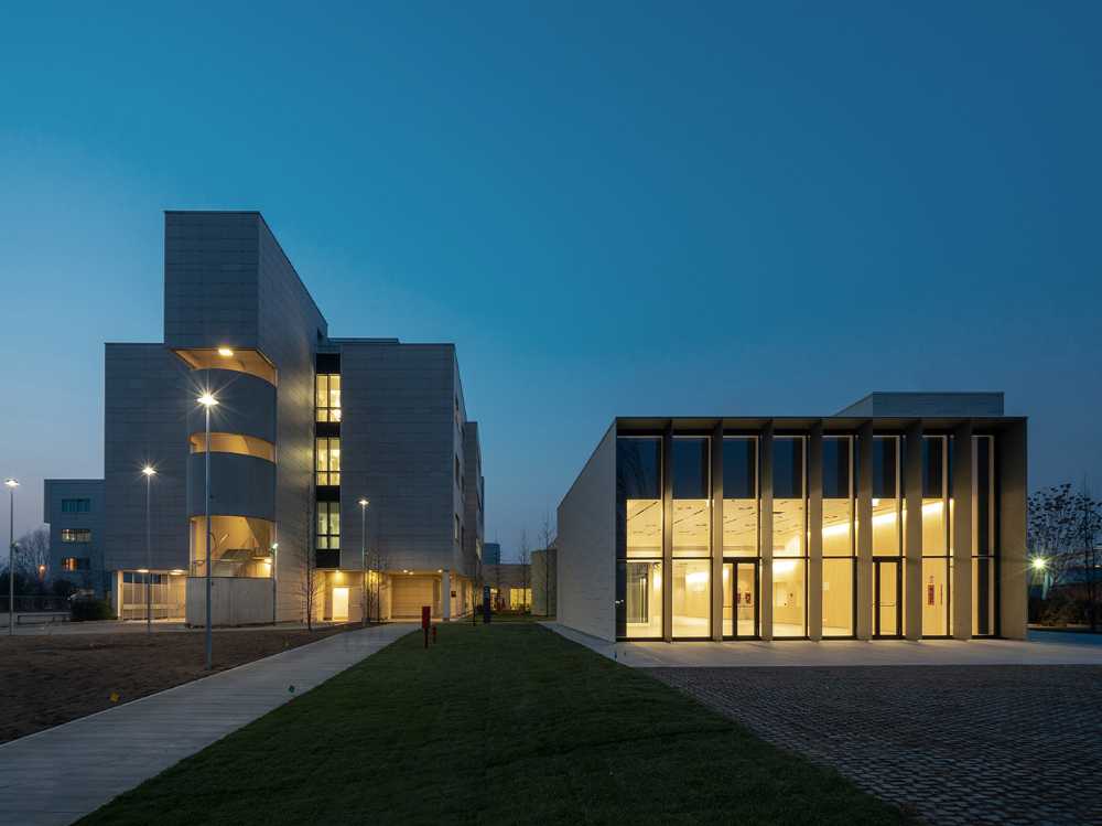 Humanitas Congress Center a Rozzano. Composizione di volumi ceramici e in vetro
