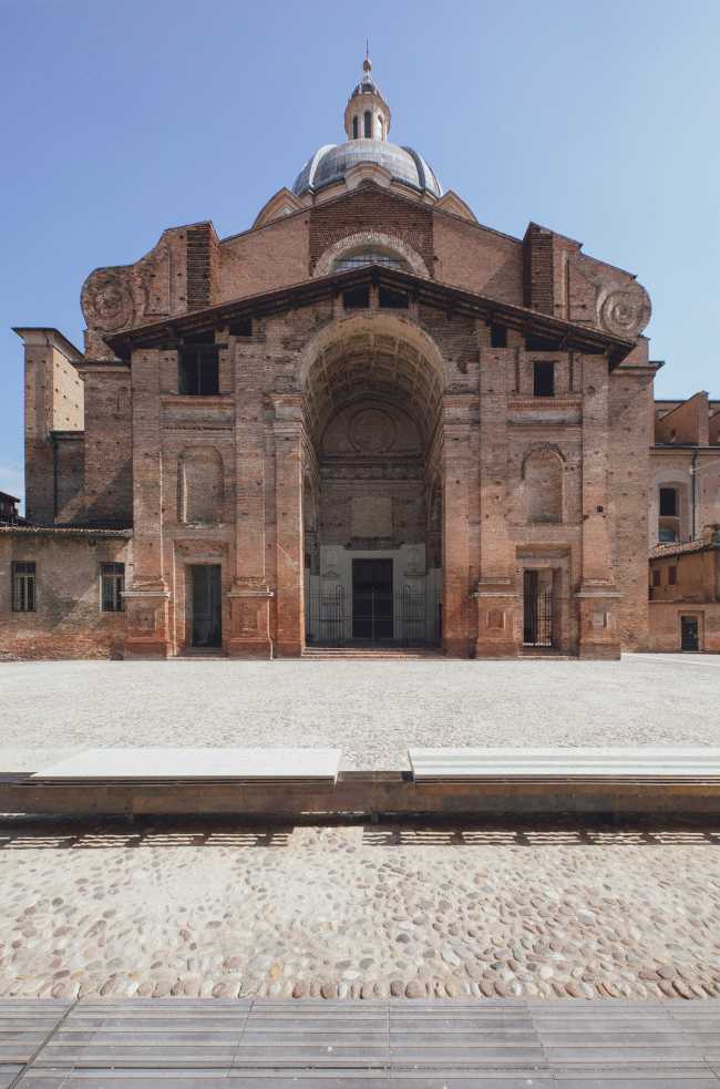 Restyling de la Plaza Leon Battista Alberti en Mantua. Una nueva percepción unitaria para leer los signos del tiempo