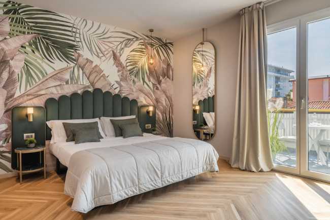 Créativité contemporaine pour le nouvel environnement de la boutique de l'hôtel Salus à Jesolo