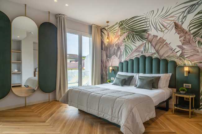 Créativité contemporaine pour le nouvel environnement de la boutique de l'hôtel Salus à Jesolo