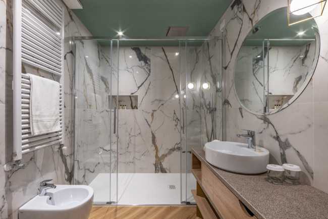 Créativité contemporaine pour le nouvel environnement de la boutique de l'hôtel Salus à Jesolo