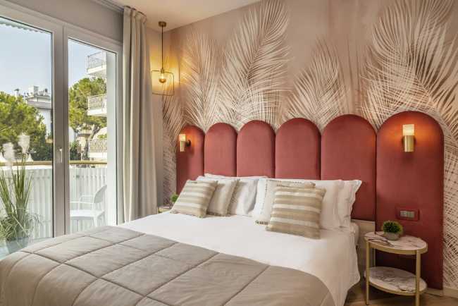 Créativité contemporaine pour le nouvel environnement de la boutique de l'hôtel Salus à Jesolo