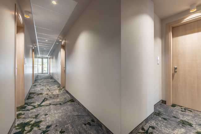 Créativité contemporaine pour le nouvel environnement de la boutique de l'hôtel Salus à Jesolo