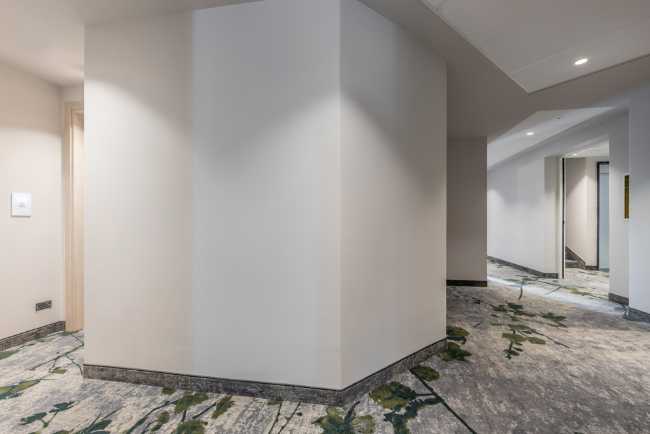 Créativité contemporaine pour le nouvel environnement de la boutique de l'hôtel Salus à Jesolo