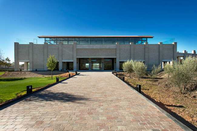 Viñedo De Coté in Mexico combines production and hospitality by harnessing the site's configuration