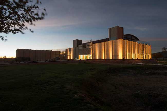 Viñedo De Coté in Mexico combines production and hospitality by harnessing the site's configuration