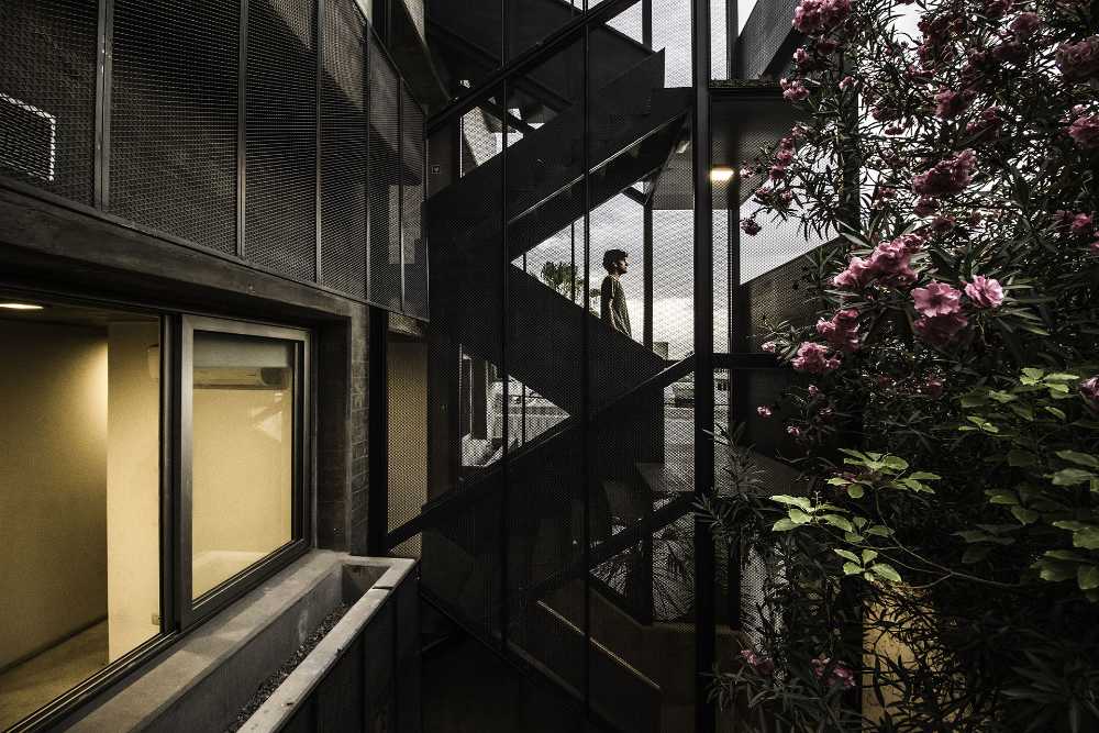Edificio DCA: Entre camuflaje urbano e innovación estética y funcional