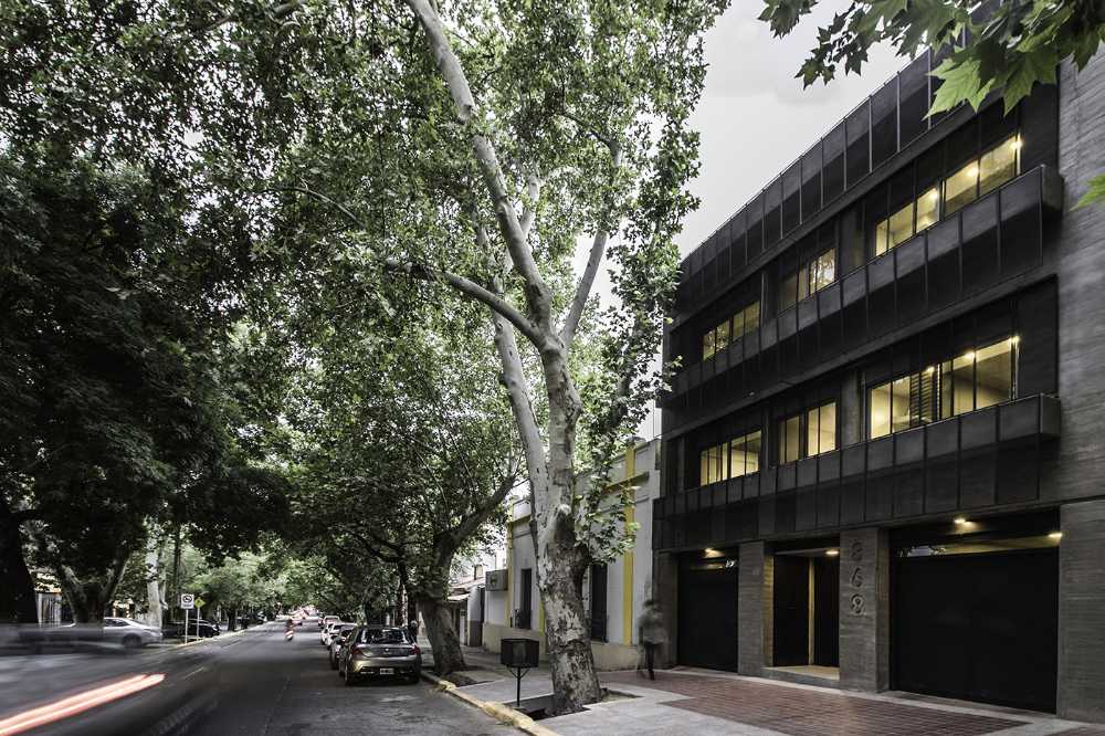 DCA Building: Between urban camouflage and aesthetic and functional innovation