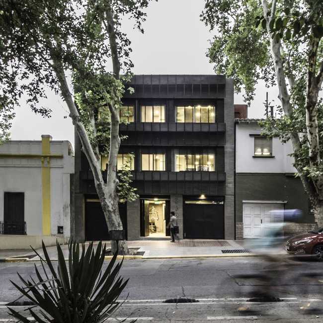 DCA Building: Between urban camouflage and aesthetic and functional innovation