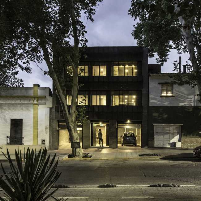 DCA Building: Between urban camouflage and aesthetic and functional innovation