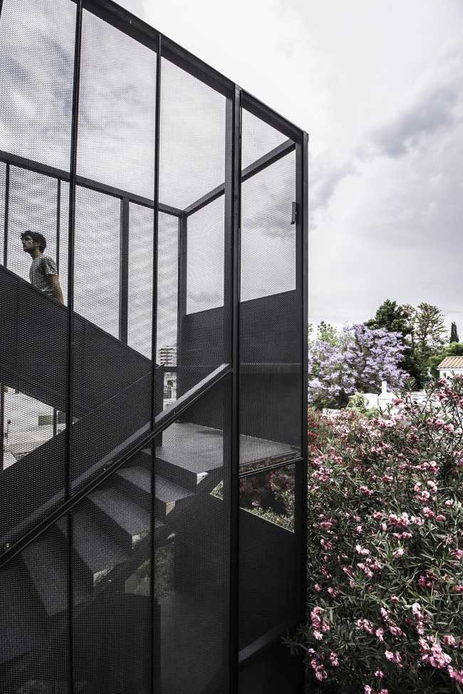 DCA Building: Between urban camouflage and aesthetic and functional innovation