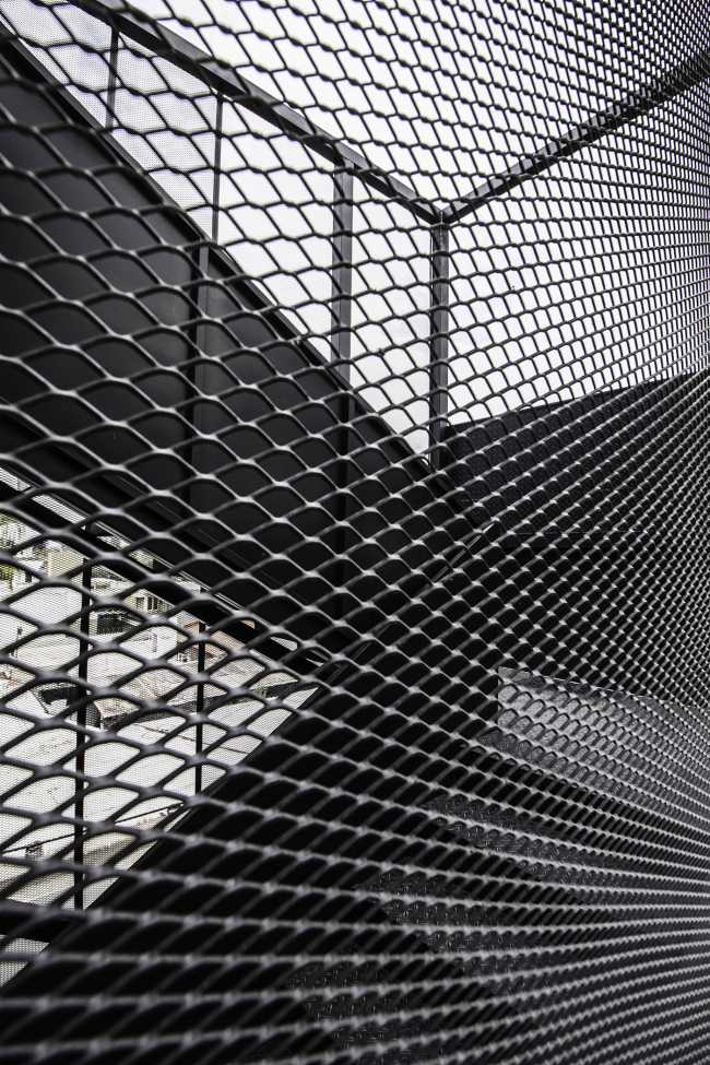 DCA Building: Between urban camouflage and aesthetic and functional innovation