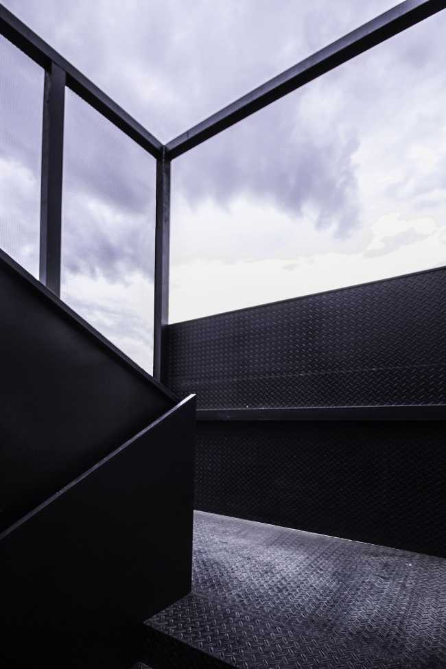 DCA Building: Between urban camouflage and aesthetic and functional innovation