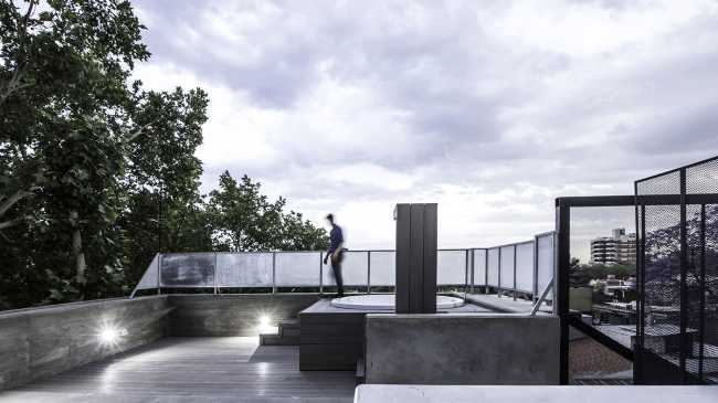 DCA Building: Between urban camouflage and aesthetic and functional innovation