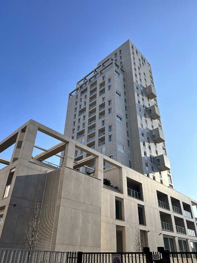 Avec 8 km de profilés, la balustrade Modular joue un rôle central dans les façades de la Torre Milano