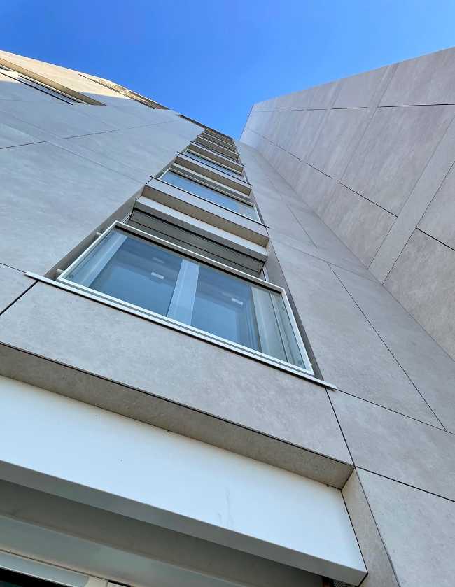 Avec 8 km de profilés, la balustrade Modular joue un rôle central dans les façades de la Torre Milano