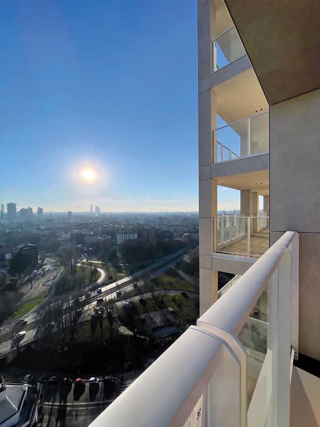 Avec 8 km de profilés, la balustrade Modular joue un rôle central dans les façades de la Torre Milano