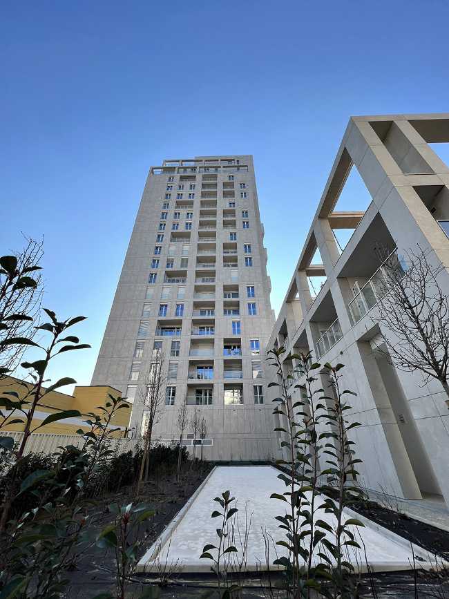 Avec 8 km de profilés, la balustrade Modular joue un rôle central dans les façades de la Torre Milano