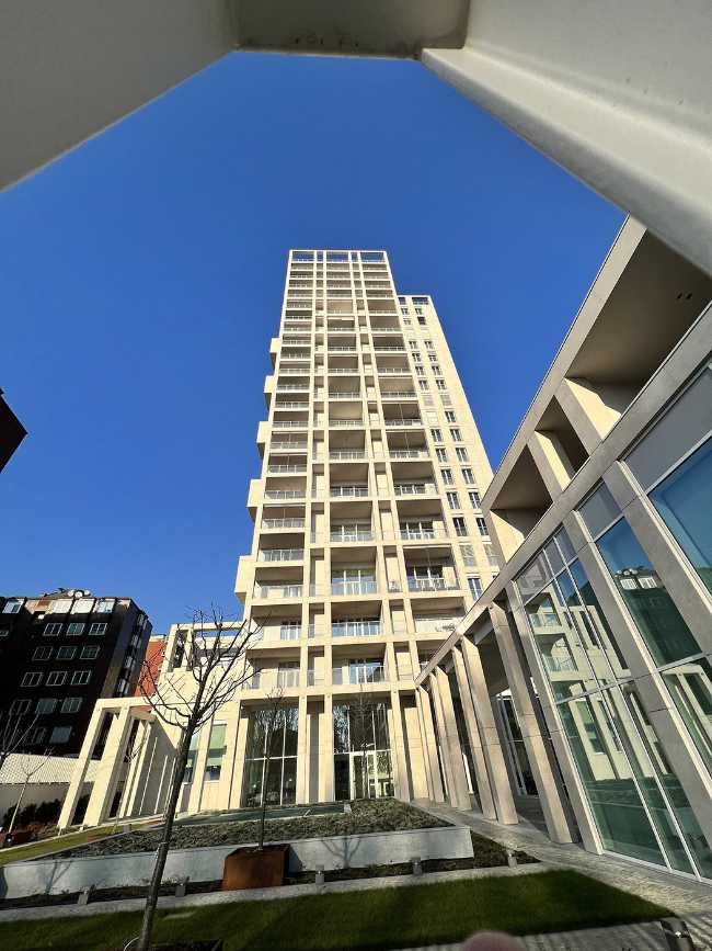 Avec 8 km de profilés, la balustrade Modular joue un rôle central dans les façades de la Torre Milano