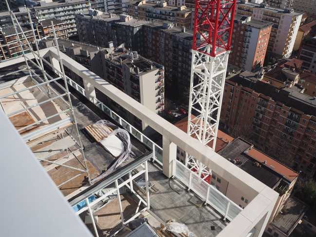 Avec 8 km de profilés, la balustrade Modular joue un rôle central dans les façades de la Torre Milano