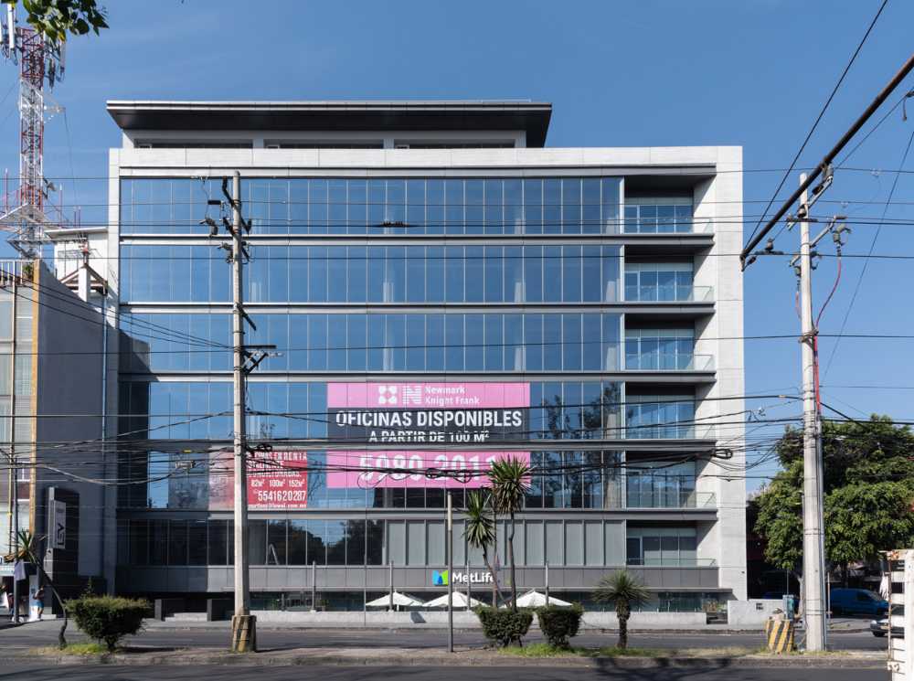 Torre Lev. A corporate and commercial building with a linear aesthetic and the best available technology