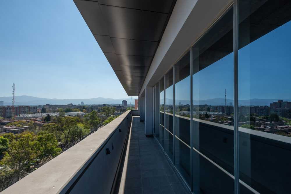 Torre Lev. A corporate and commercial building with a linear aesthetic and the best available technology
