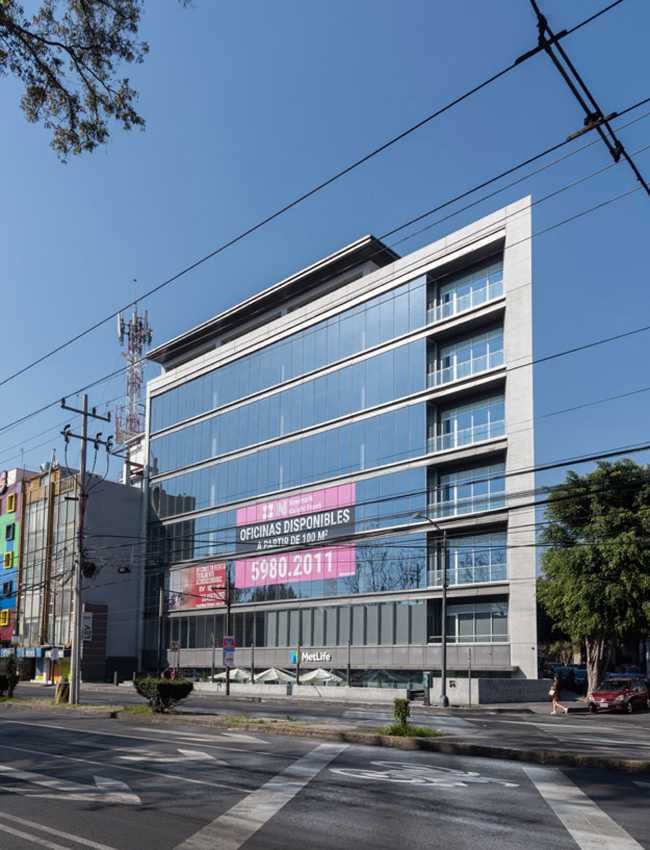 Torre Lev. A corporate and commercial building with a linear aesthetic and the best available technology
