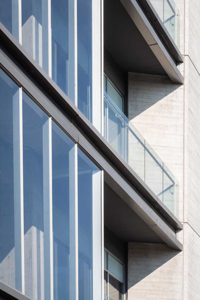 Torre Lev. A corporate and commercial building with a linear aesthetic and the best available technology