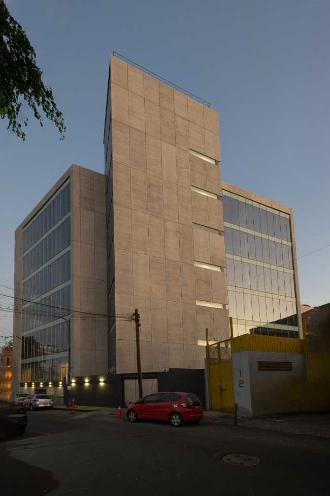 Torre Lev. A corporate and commercial building with a linear aesthetic and the best available technology