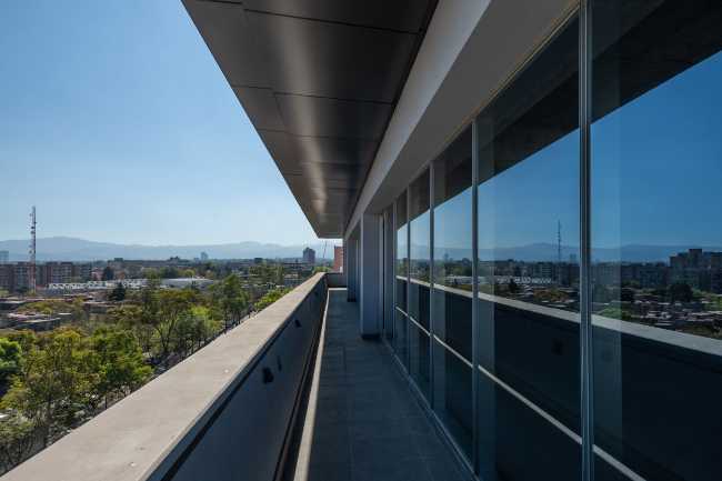 Torre Lev. A corporate and commercial building with a linear aesthetic and the best available technology