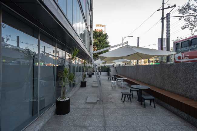 Torre Lev. A corporate and commercial building with a linear aesthetic and the best available technology