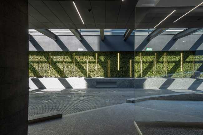 Torre Lev. A corporate and commercial building with a linear aesthetic and the best available technology