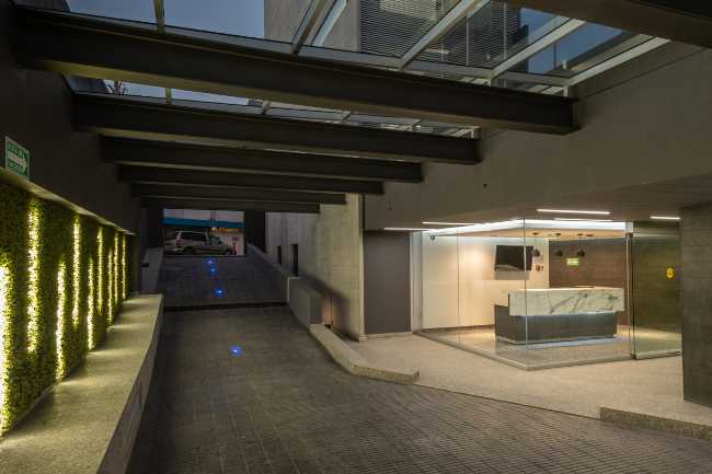 Torre Lev. A corporate and commercial building with a linear aesthetic and the best available technology