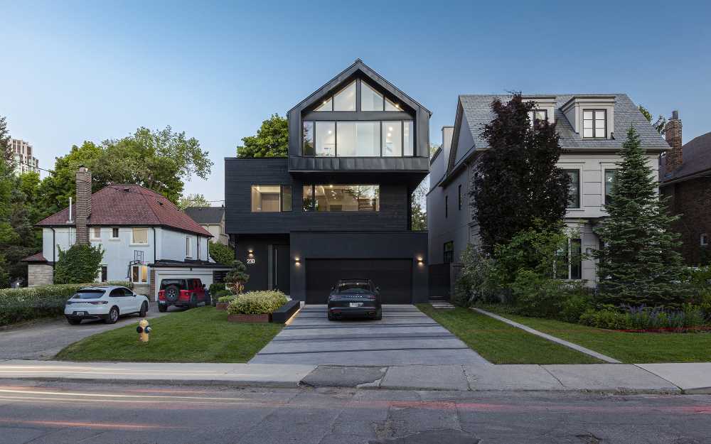 Les volumes empilés comme une colonne de livres de la Stack House à Toronto.
