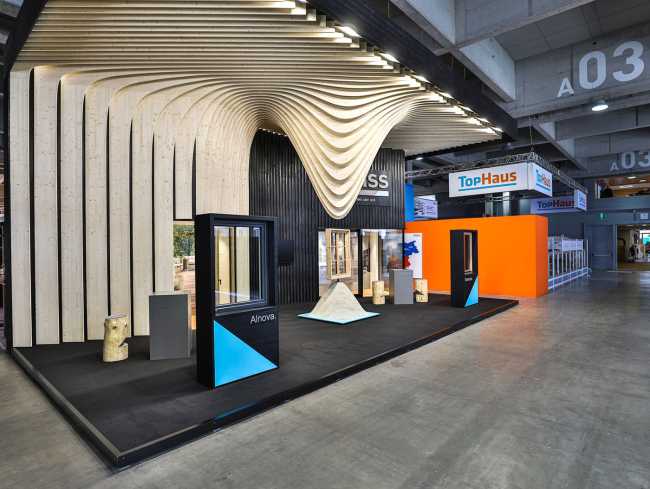 Hot Window Exhibition Stand, the flexibility of wood as suspended folds