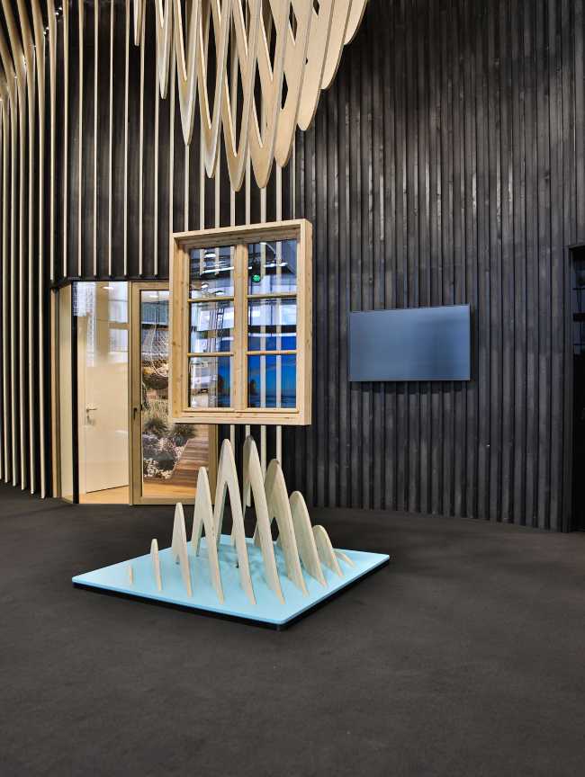 Hot Window Exhibition Stand, the versatility of wood as suspended folds